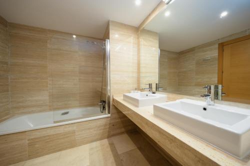 Penthouse with stunning sea and mountain views in Benahavís
