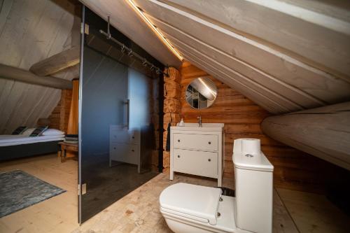 ein Badezimmer mit Toilette auf dem Dachboden in der Unterkunft Ülase Riverside Lodge, Rural Retreat for 20 Guests, Private Smoke Sauna Available, Estonia in Lohu