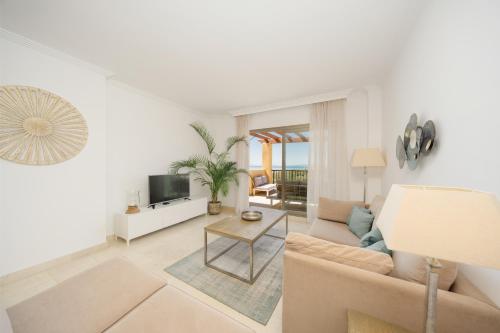 Penthouse with stunning sea and mountain views in Benahavís