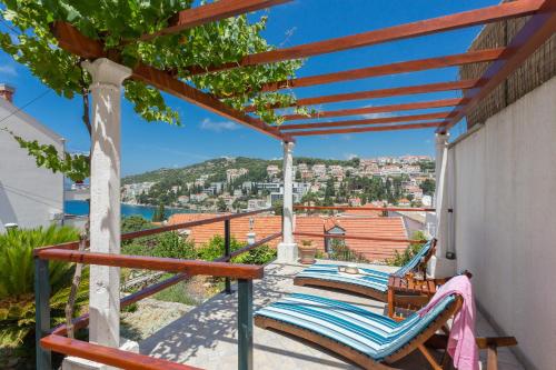 Two bedroom apartment with a sea view and hot tub