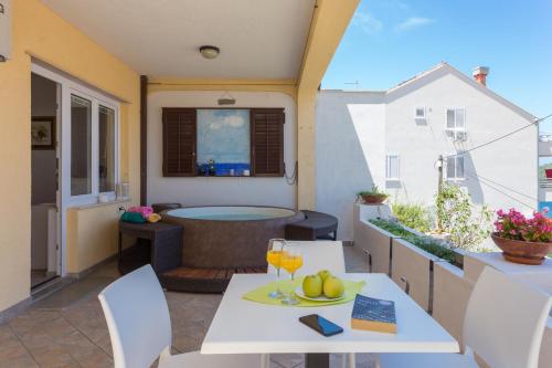 Two bedroom apartment Romeo with hot tub and sea view