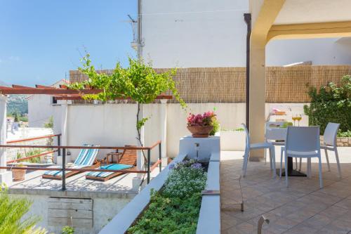 Two bedroom apartment Romeo with hot tub and sea view
