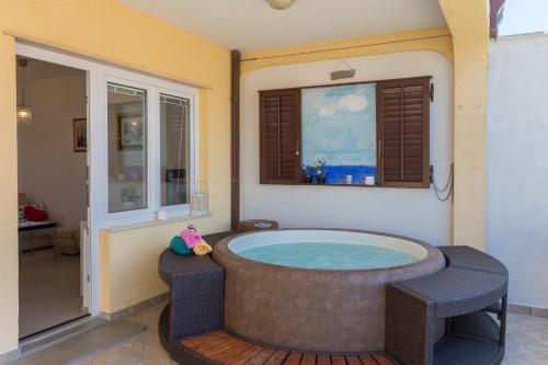 Two bedroom apartment Romeo with hot tub and sea view