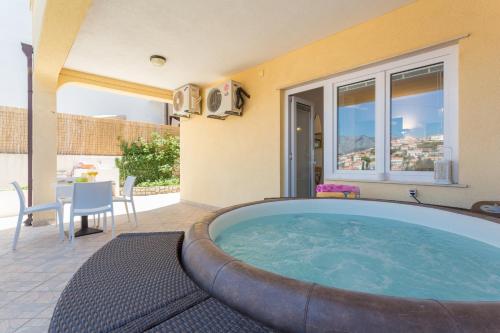 Two bedroom apartment Romeo with hot tub and sea view