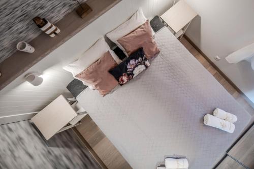 an overhead view of a bed with two pillows at Preilos Perliukas in Preila