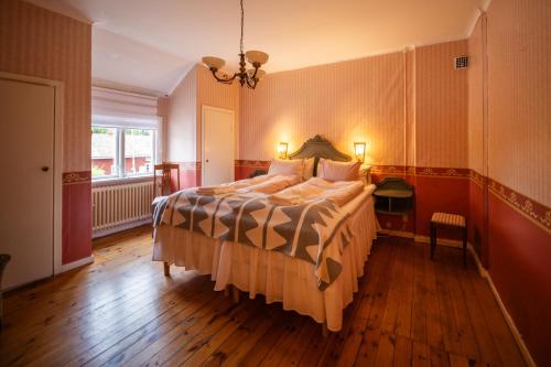 a bedroom with a large bed in a room at Blankaholms Gästgiveri in Blankaholm