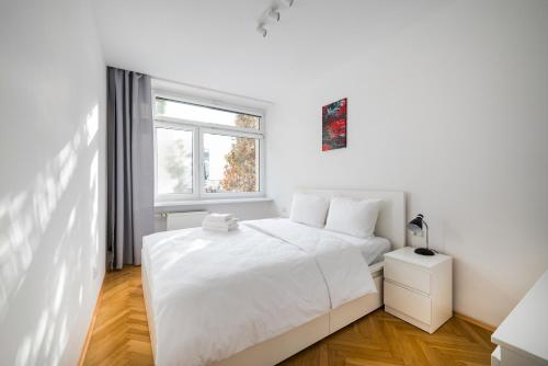 Plac Zbawiciela Harmony Apartment by BookingHost
