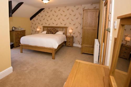 Wass的住宿－The Stapylton Arms，一间卧室配有床和2个床头柜