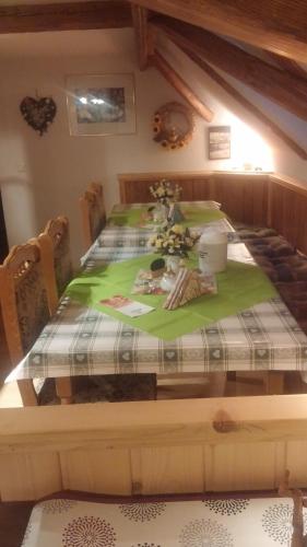 a bedroom with a bed with a green comforter at Apartment Schlafwandler in Steinigtwolmsdorf