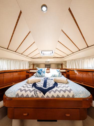 a bed in the middle of a boat at Captain Cangrejo Yacht in Cádiz