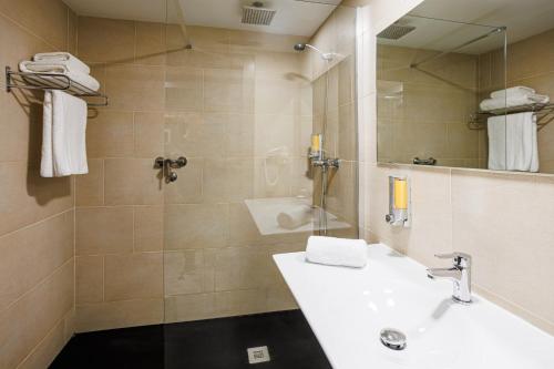 a bathroom with a sink and a shower at Hotel H2 Avila in Ávila