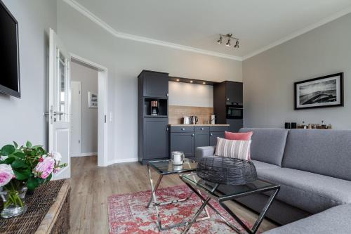 a living room with a couch and a table at App Osiria in Kühlungsborn