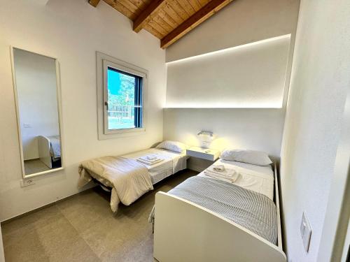 a room with two beds and a mirror at FilMa Seagarden Villa in Pula