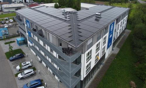 an overhead view of a building with a solar roof at Planet Blue Smartments in Sulzbach an der Murr