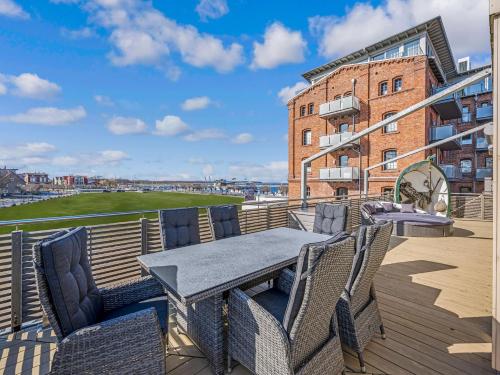 a patio with a table and chairs on a balcony at Admiral Stuuv in Barth