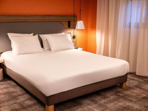 เตียงในห้องที่ Novotel Suites Clermont Ferrand Polydome