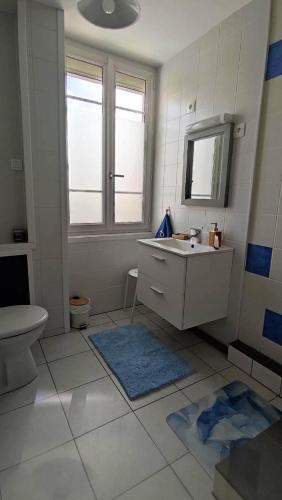 a white bathroom with a sink and a toilet at point baie studio 1 in Abbeville