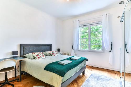 a bedroom with a bed and a desk and a window at Lavignottes - AC - Piscine & Tennis in Labouheyre