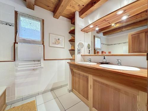 a bathroom with two sinks and a large mirror at Chalet Face aux Etoiles in Molines-en-Queyras