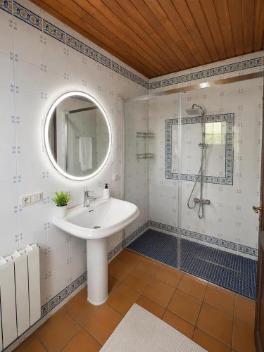 ein Badezimmer mit Waschbecken und Dusche in der Unterkunft Can Rossa in Palol de Oñar