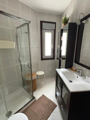 a bathroom with a shower and a sink at El paraíso I in Raxó