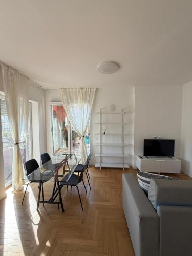 Trilocale Moderno con Terrazzo e Parcheggio