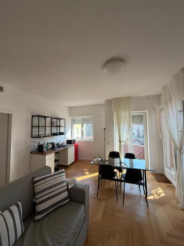 Trilocale Moderno con Terrazzo e Parcheggio
