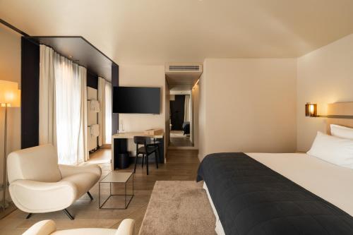 a hotel room with a bed and a desk at Hotel de Nell in Paris