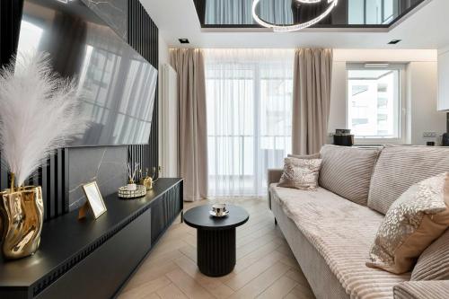 Air-Conditioned Apartment with Parking and Balcony by Noclegi Renters