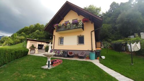a house with a balcony with flowers on it at Appartement Ferienwohnung Bilek in Gmunden