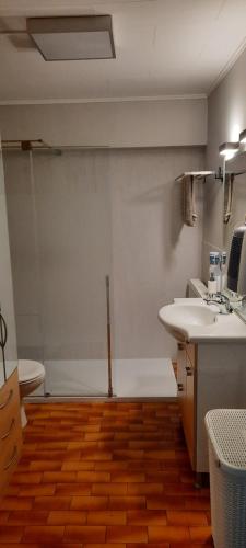 a bathroom with a tub and a toilet and a sink at Zon, zee en ontspanning in Middelkerke