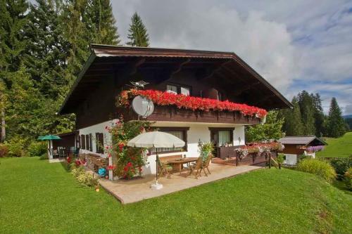 a house with flowers on the side of it at Appartements Wörgötter Astrid & Sepp in Rettenbach