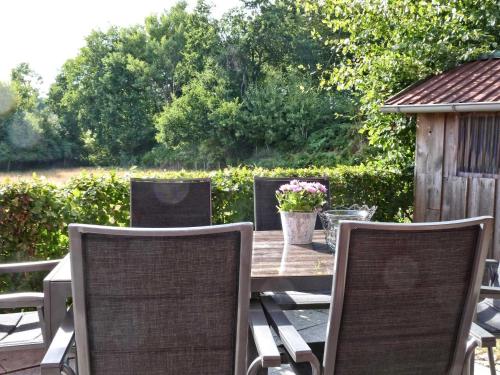 a wooden table with four chairs and a gazebo at Beeck - FeWo mit Terrasse und Strandkorb in Oeversee