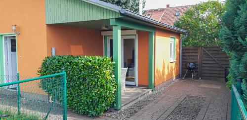 a small house with a porch and a fence at kleines Ferienhaus am Feldrand in Malchow