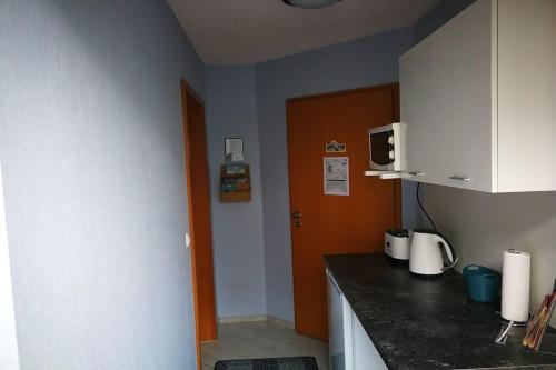 a kitchen with a counter top and a microwave at Gästezimmer Sieg in Rust