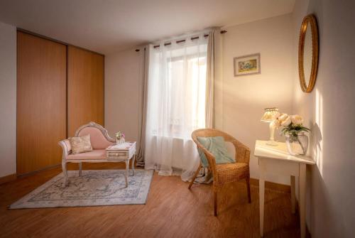 a room with a table and chairs and a window at La Marquise Duplex 2 Ch avec Terrasse et Climatisation in Socourt