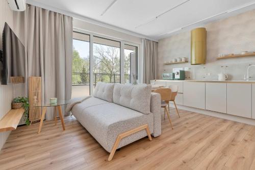 Nowoczesny Apartament z Balkonem i Parkingiem Blisko Plaży by Noclegi Renters