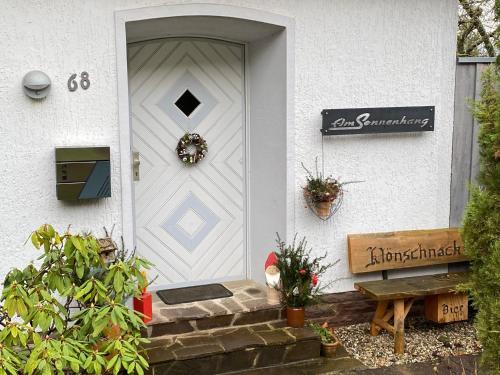 a front door of a house with a wreath on it at Ferienwohnung in Hannoversch Münden
