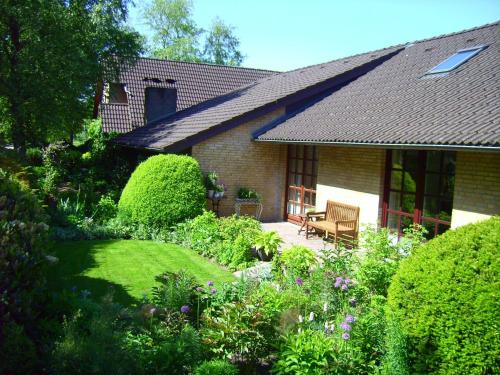 a garden in front of a house at Ferienwohnung Diena - Unterkunft mit toller Ausstattung und zwei Terrassen in Tarp