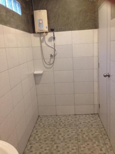 y baño con ducha y aseo. en Rada Phan en Ban Pa Ruak