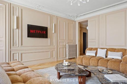 Champs Elysées Luxury Apartment 120 m2 2 Bedrooms AC Lift