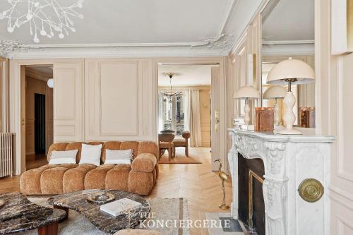 Champs Elysées Luxury Apartment 120 m2 2 Bedrooms AC Lift