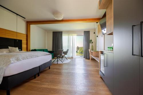 ein Hotelzimmer mit Bett und Wohnzimmer in der Unterkunft Hotel Ottenstein - Das Wohlfühlhotel in Rastenfeld