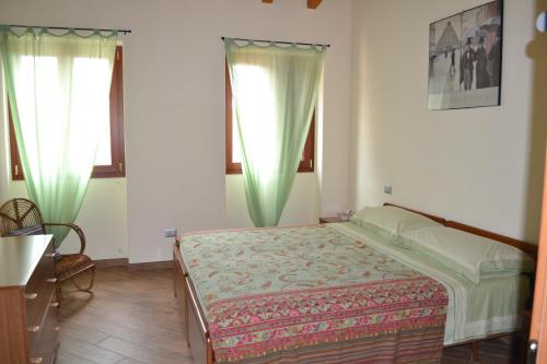 una camera con un letto e due finestre di Casa Rossana a Vasia