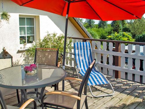 Ein Tisch und Stühle mit einem Sonnenschirm auf einer Terrasse in der Unterkunft Ferienwohnung mit großem Balkon in Bömitz in Bömitz