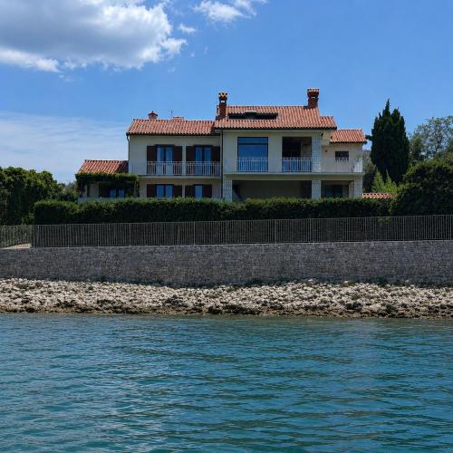 APARTMAJI PRI BOSI NOGI