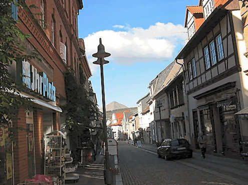 an empty street in an old town with buildings at Ferienwohnung Gleißner Hartmann in Sangerhausen