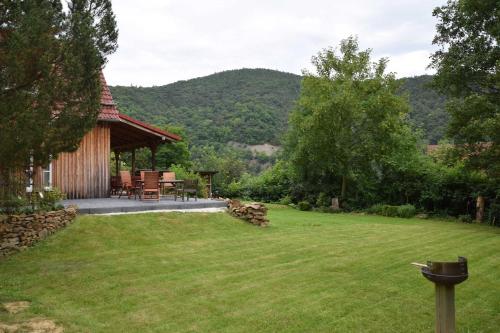 a yard with a cabin with a table and chairs at Ferienhaus SonnenFänger in Hemfurth-Edersee