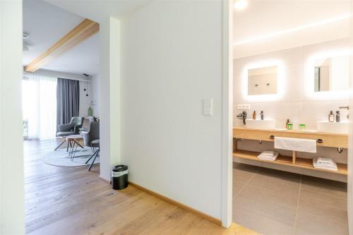ein Badezimmer mit Waschbecken und Spiegel in der Unterkunft Hotel Ottenstein - Das Wohlfühlhotel in Rastenfeld