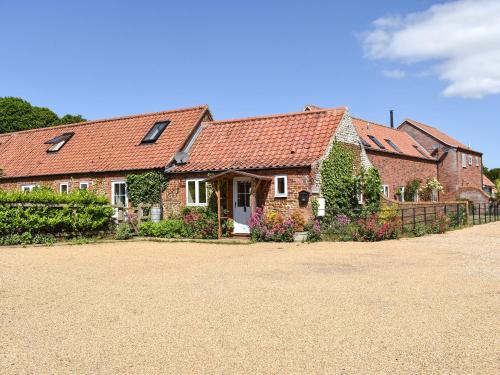 a row of brick houses with ivy on them at The Old Paybarn - Uk39378 in Snettisham